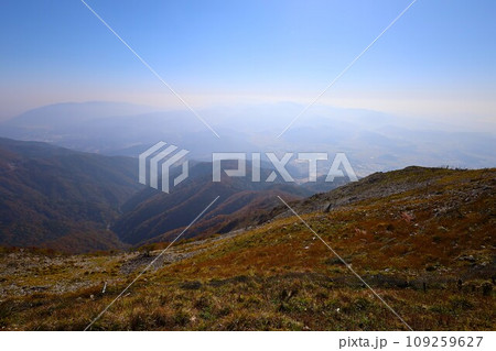 十一月、秋深まる紅葉の伊吹山、近畿と東海を挟む独立峰、澄み切った秋の空、天下分け目の関ケ原を眺める 十一月、秋深まる紅葉の伊吹山、近畿と東海を挟む独立峰、澄み切った秋の空、天下分け目の関ケ原を眺める 109259627