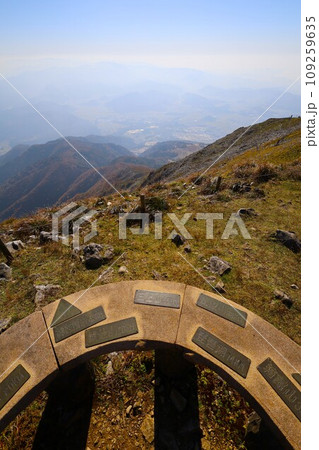 十一月、秋深まる紅葉の伊吹山、近畿と東海を挟む独立峰、澄み切った秋の空、天下分け目の関ケ原を眺める 十一月、秋深まる紅葉の伊吹山、近畿と東海を挟む独立峰、澄み切った秋の空、天下分け目の関ケ原を眺める 109259635