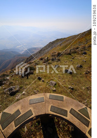 十一月、秋深まる紅葉の伊吹山、近畿と東海を挟む独立峰、澄み切った秋の空、天下分け目の関ケ原を眺める 十一月、秋深まる紅葉の伊吹山、近畿と東海を挟む独立峰、澄み切った秋の空、天下分け目の関ケ原を眺める 109259638
