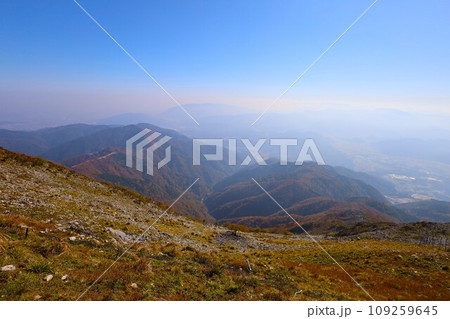 十一月、秋深まる紅葉の伊吹山、近畿と東海を挟む独立峰、澄み切った秋の空、天下分け目の関ケ原を眺める 十一月、秋深まる紅葉の伊吹山、近畿と東海を挟む独立峰、澄み切った秋の空、天下分け目の関ケ原を眺める 109259645