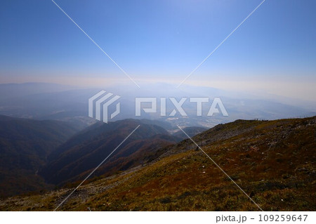 十一月、秋深まる紅葉の伊吹山、近畿と東海を挟む独立峰、澄み切った秋の空、天下分け目の関ケ原を眺める 109259647