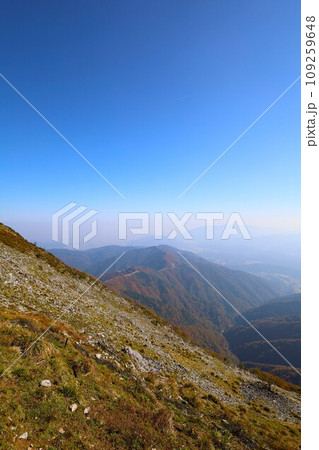 十一月、秋深まる紅葉の伊吹山、近畿と東海を挟む独立峰、澄み切った秋の空、天下分け目の関ケ原を眺める 109259648