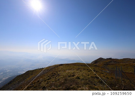 十一月、秋深まる紅葉の伊吹山、近畿と東海を挟む独立峰、澄み切った秋の空、天下分け目の関ケ原を眺める 109259650