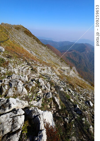 十一月、秋深まる紅葉の伊吹山、近畿と東海を挟む独立峰、澄み切った秋の空、天下分け目の関ケ原を眺める 109259653