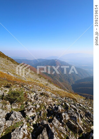 十一月、秋深まる紅葉の伊吹山、近畿と東海を挟む独立峰、澄み切った秋の空、天下分け目の関ケ原を眺める 十一月、秋深まる紅葉の伊吹山、近畿と東海を挟む独立峰、澄み切った秋の空、天下分け目の関ケ原を眺める 109259654