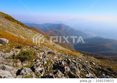 十一月、秋深まる紅葉の伊吹山、近畿と東海を挟む独立峰、澄み切った秋の空、天下分け目の関ケ原を眺める 109259655