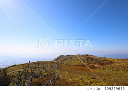 十一月、秋深まる紅葉の伊吹山、近畿と東海を挟む独立峰、澄み切った秋の空、天下分け目の関ケ原を眺める 十一月、秋深まる紅葉の伊吹山、近畿と東海を挟む独立峰、澄み切った秋の空、天下分け目の関ケ原を眺める 109259656