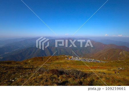 十一月、秋深まる紅葉の伊吹山、近畿と東海を挟む独立峰、澄み切った秋の空、天下分け目の関ケ原を眺める 109259661