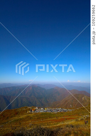 十一月、秋深まる紅葉の伊吹山、近畿と東海を挟む独立峰、澄み切った秋の空、天下分け目の関ケ原を眺める 109259662