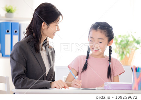 塾で勉強する小学生 109259672