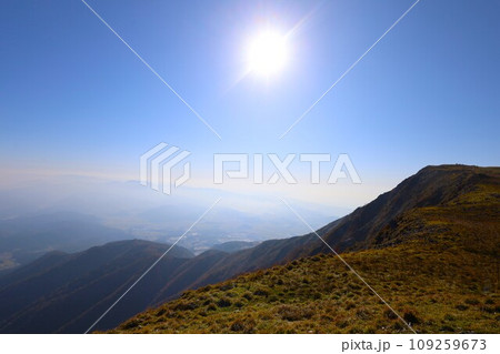 十一月、秋深まる紅葉の伊吹山、近畿と東海を挟む独立峰、澄み切った秋の空、天下分け目の関ケ原を眺める 十一月、秋深まる紅葉の伊吹山、近畿と東海を挟む独立峰、澄み切った秋の空、天下分け目の関ケ原を眺める 109259673