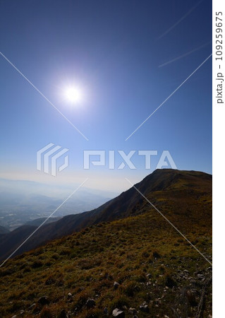 十一月、秋深まる紅葉の伊吹山、近畿と東海を挟む独立峰、澄み切った秋の空、天下分け目の関ケ原を眺める 十一月、秋深まる紅葉の伊吹山、近畿と東海を挟む独立峰、澄み切った秋の空、天下分け目の関ケ原を眺める 109259675