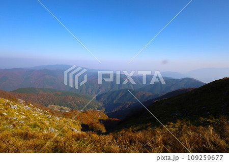 十一月、秋深まる紅葉の伊吹山、近畿と東海を挟む独立峰、澄み切った秋の空、天下分け目の関ケ原を眺める 109259677