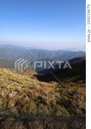 十一月、秋深まる紅葉の伊吹山、近畿と東海を挟む独立峰、澄み切った秋の空、天下分け目の関ケ原を眺める 十一月、秋深まる紅葉の伊吹山、近畿と東海を挟む独立峰、澄み切った秋の空、天下分け目の関ケ原を眺める 109259679