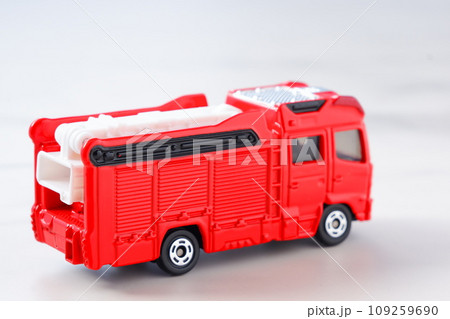 出動する消防車（ブーム付き多目的消防ポンプ自動車） 109259690