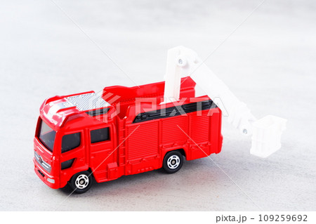 出動する消防車（ブーム付き多目的消防ポンプ自動車） 109259692