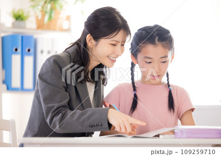 塾で勉強する小学生 109259710