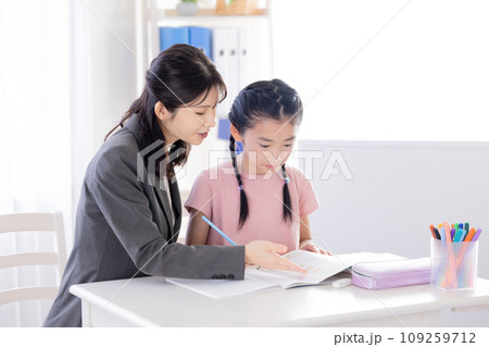 塾で勉強する小学生 109259712