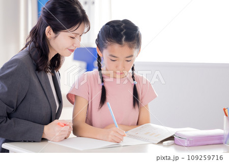 塾で勉強する小学生 塾で勉強する小学生 109259716