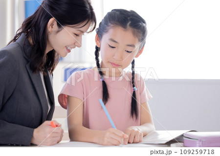 塾で勉強する小学生 109259718