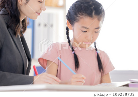 塾で勉強する小学生 塾で勉強する小学生 109259735