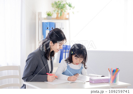 塾で勉強する小学生 109259741