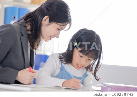 塾で勉強する小学生 109259742