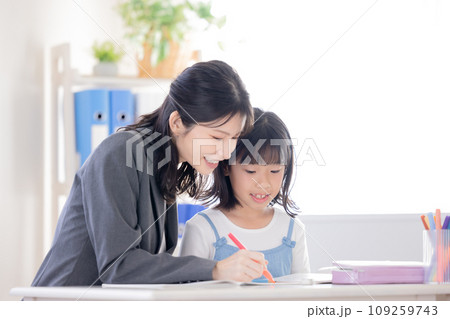 塾で勉強する小学生 109259743