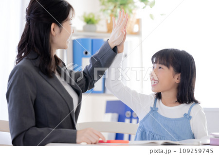 塾で勉強する小学生 109259745