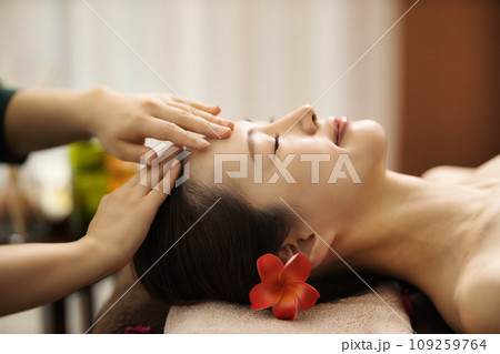 エステティシャンにマッサージを受ける女性 109259764