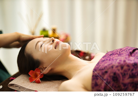 エステティシャンにマッサージを受ける女性 109259767