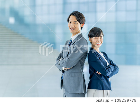 腕組みをするビジネスパーソン。 腕組みをするビジネスパーソン。 109259779