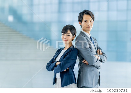 腕組みをするビジネスパーソン。 109259781