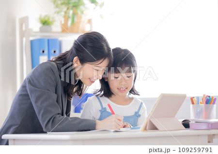 塾で勉強する小学生 塾で勉強する小学生 109259791