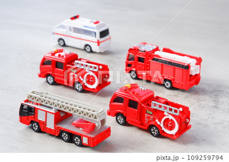 出動する消防車（はしご車とポンプ車、ブーム付き多目的消防ポンプ自動車）と救急車 109259794