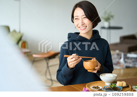 リビングで朝食を食べる女性 109259808