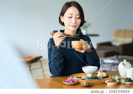 リビングで朝食を食べる女性 109259809