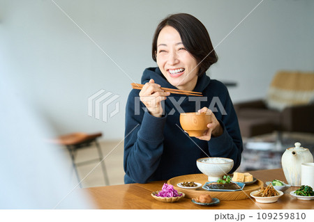 リビングで朝食を食べる女性 109259810