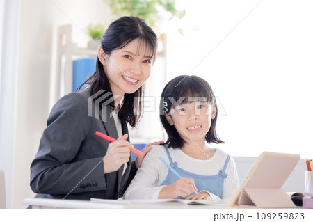 塾で勉強する小学生 109259823