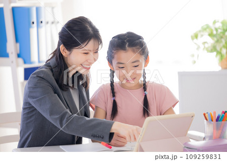 塾で勉強する小学生 塾で勉強する小学生 109259831