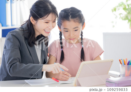 塾で勉強する小学生 塾で勉強する小学生 109259833