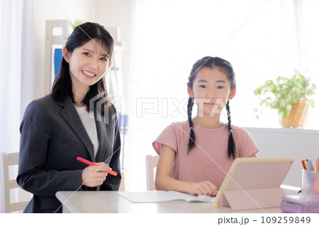 塾で勉強する小学生 塾で勉強する小学生 109259849
