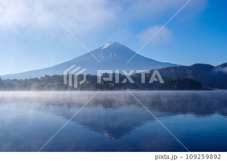 日本の風景「富士山と紅葉」 109259892