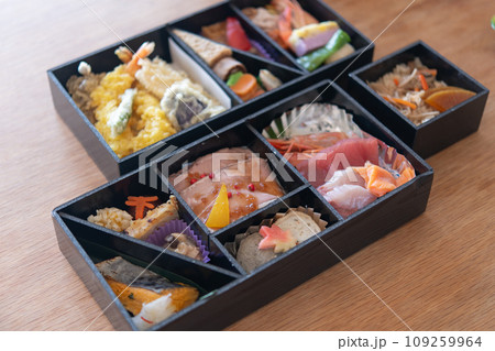 お葬式のお弁当 109259964