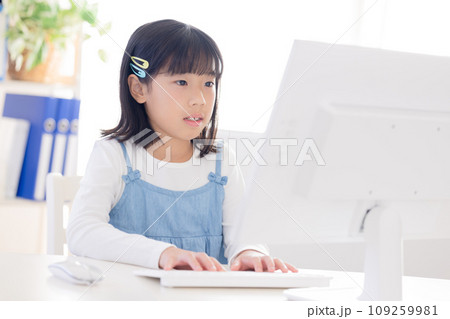 リビングで勉強する小学生 リビングで勉強する小学生 109259981