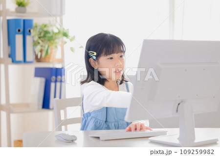 リビングで勉強する小学生 リビングで勉強する小学生 109259982