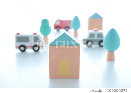ミニチュアの家と緑が豊かな住みやすい安全な街並みのジオラマ風景 ミニチュアの家と緑が豊かな住みやすい安全な街並みのジオラマ風景 109260075