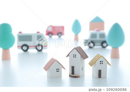 ミニチュアの家と緑が豊かな住みやすい安全な街並みのジオラマ風景 ミニチュアの家と緑が豊かな住みやすい安全な街並みのジオラマ風景 109260086