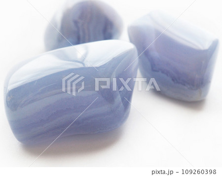 ブルーレースアゲートのタンブル（空色縞瑪瑙） 109260398