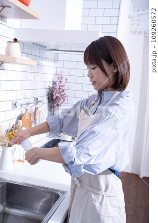 キッチンで布巾を絞る女性 キッチンで布巾を絞る女性 109260572